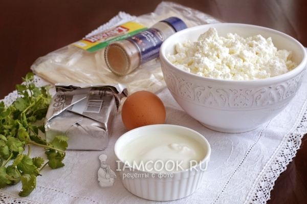מרכיבים לחמאה מפיתות לחם עם גבינת קוטג '