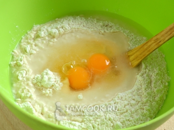 小麦粉、卵、水、塩を混ぜる