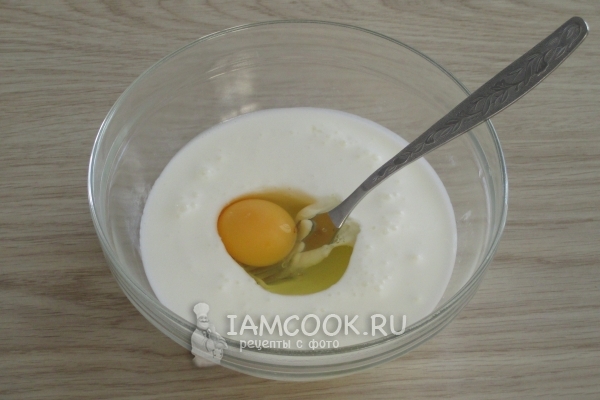 Combine the egg with yogurt
