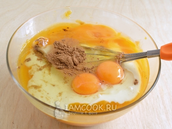 混合南瓜泥，鸡蛋，奶油和肉桂