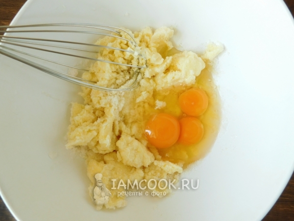 Kombinálni a vajat, a cukrot és a tojásokat