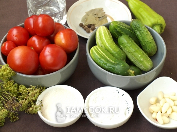 Zutaten für marinierte sortierte Gurken und Tomaten für den Winter