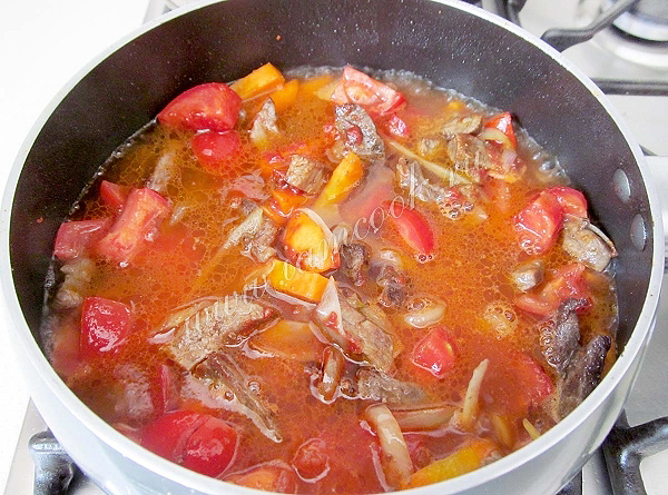 Agregue los tomates y agregue agua
