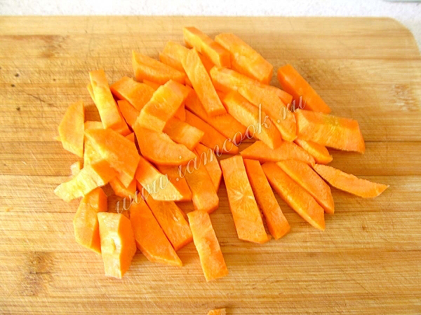 Морковите нарязани на кубчета