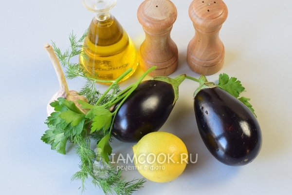 Ingredienser til kogte ægplanter med hvidløg og grønne