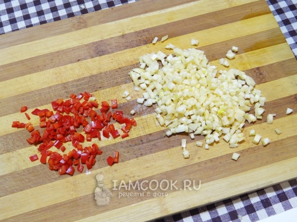 Nakrájejte papriku a česnek