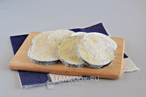 Roll eggplant in flour