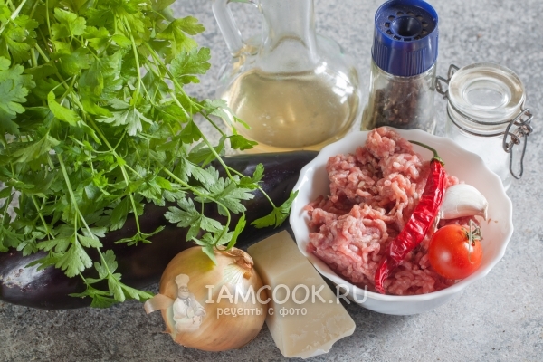 Ingredienser til auberginer med hakket kød i en stegepande