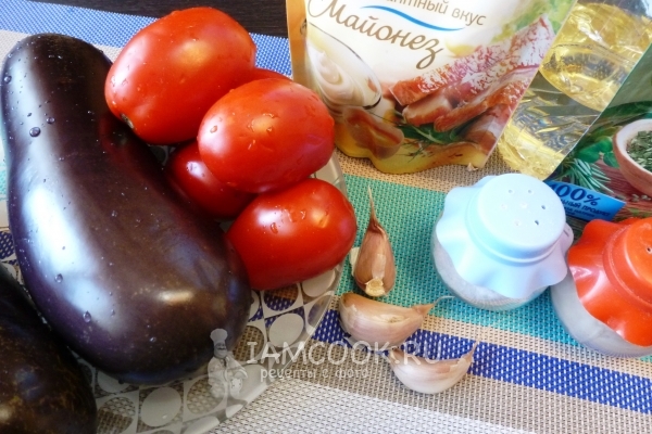 Bahan-bahan untuk terong dengan tomat dan bawang putih di oven