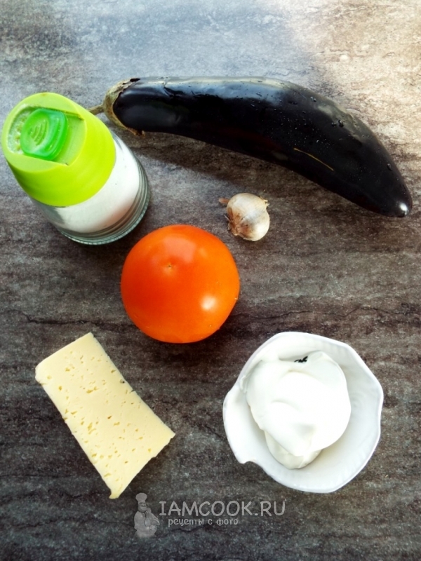 Ingredienser til auberginer med ost, hvidløg og tomater i ovnen