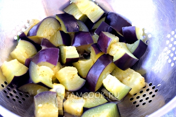 Throw the eggplants in a colander