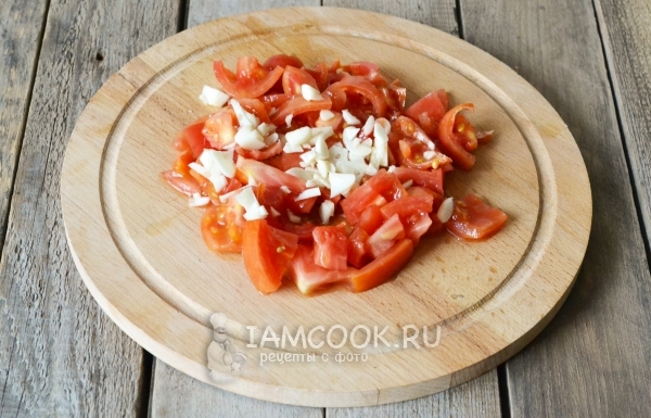 切西红柿和大蒜