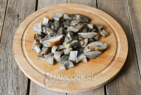 蘑菇煮沸和切割