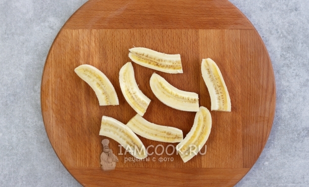 Нарежете банани