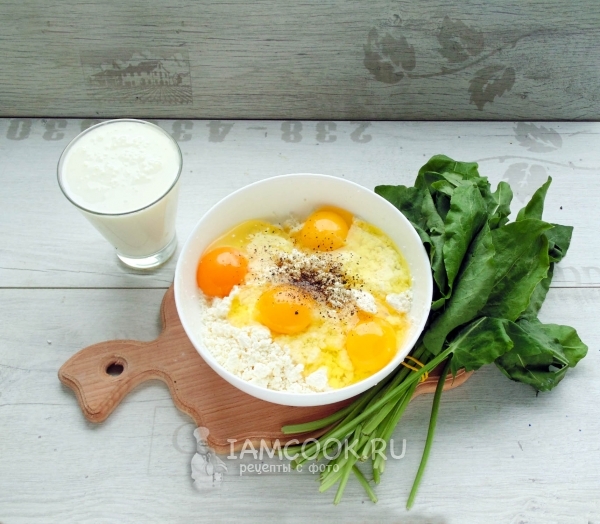 Βάλτε γιαούρτι, αυγά, αλάτι και πιπέρι