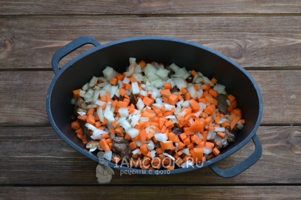 Aggiungi cipolle e carote