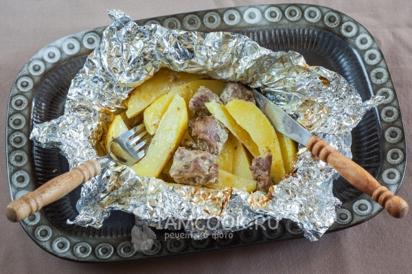 תמונה של טלה עם תפוחי אדמה בתנור