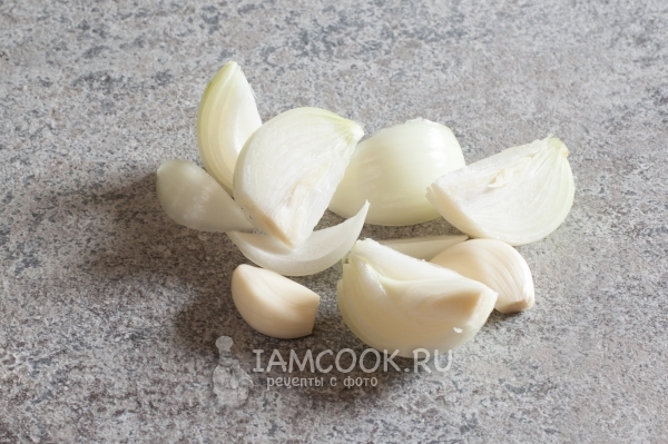 Sbucciate e tritate cipolla e aglio