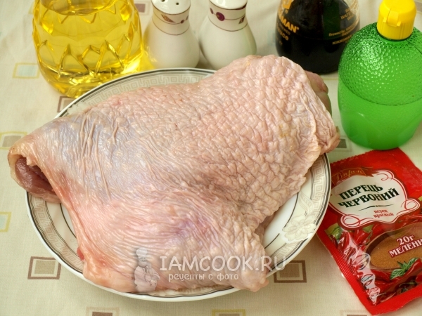 火鸡大腿的成分在烤箱中烤制