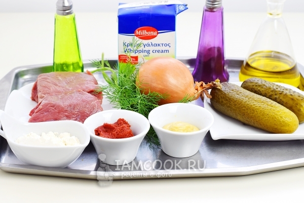 Ingredienser til oksekød stroganova med syltede agurker
