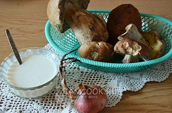 Ingredienti per i funghi porcini in crema acida