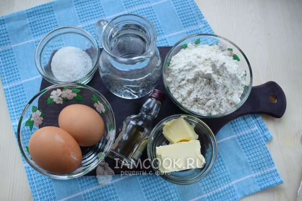 Ingredienti per la preparazione di ciambelle francesi (panini) benya