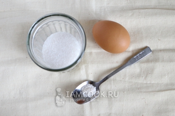 Ingredients for meringue in a multivark