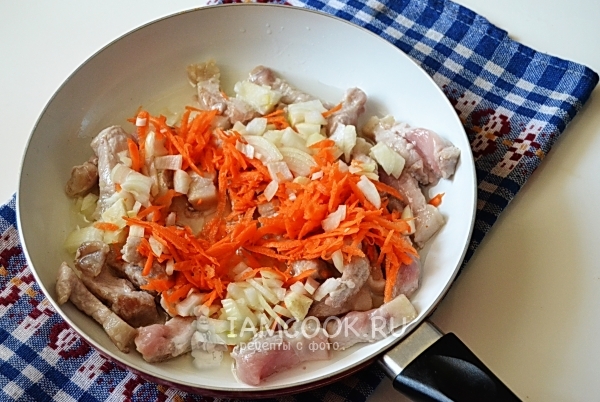 Laita sipulit ja porkkanat lihaan