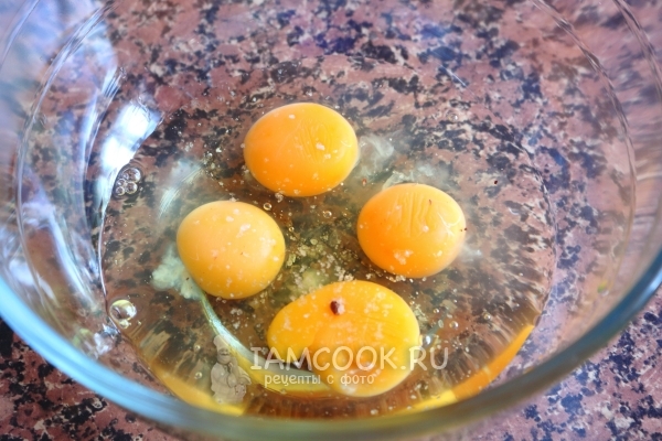 Dorong telur ke dalam mangkuk