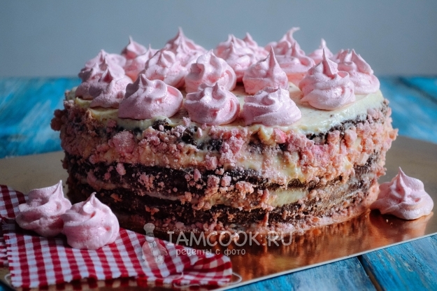 घर पर meringue के साथ एक बिस्कुट केक का फोटो