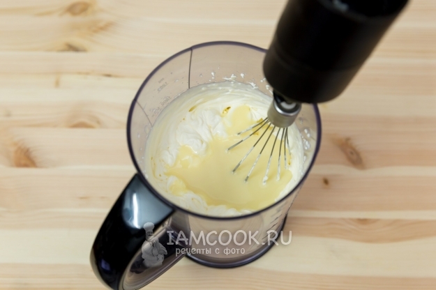 Batir la crema con leche condensada