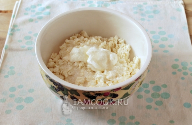 Combine cottage cheese, sour cream and sugar
