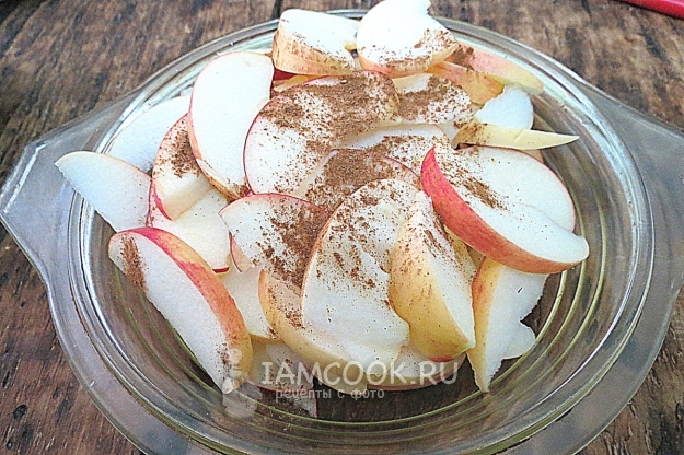 Ripottele omenoita kanelilla ja sokerilla