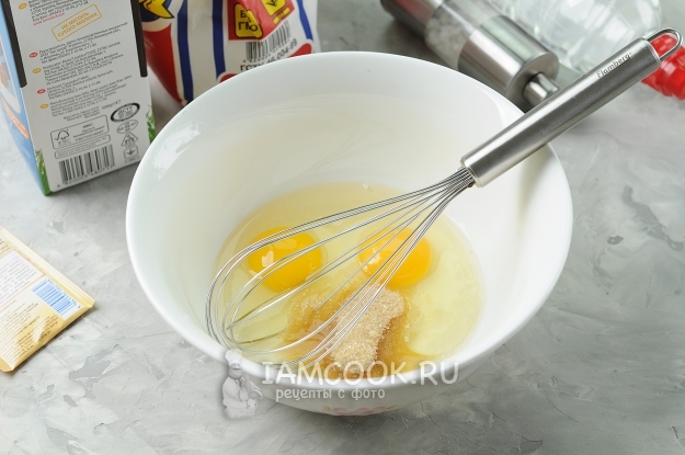 Свържете яйцата със захар