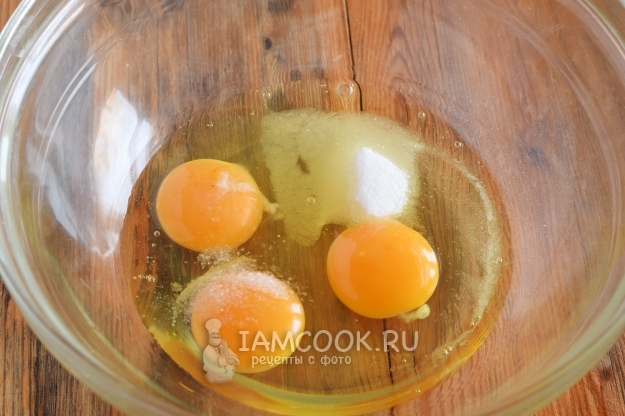 Conecta los huevos, la sal y el azúcar