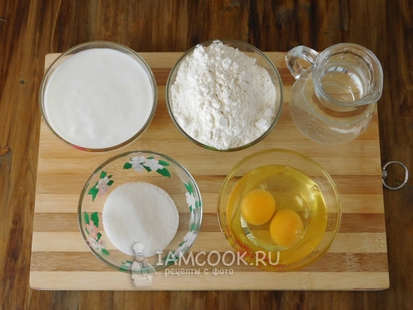 Ingredienser til pandekager på kefir med kogende vand