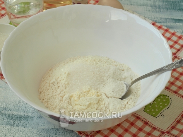 Combine la harina, la leche en polvo y el azúcar