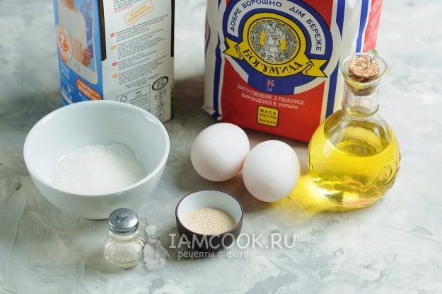 Ingredientes para panqueques con agujeros en la leche con levadura