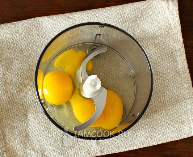 Vložte vejce do mixéru