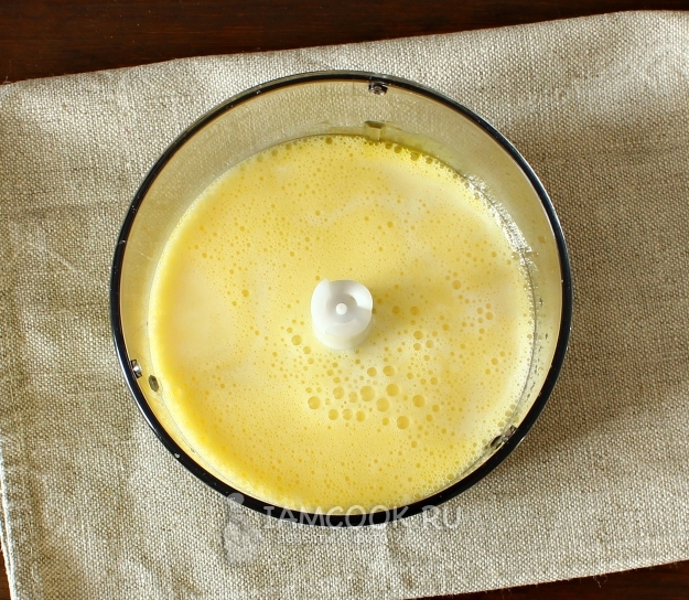 दूध और चीनी के साथ अंडे मारो