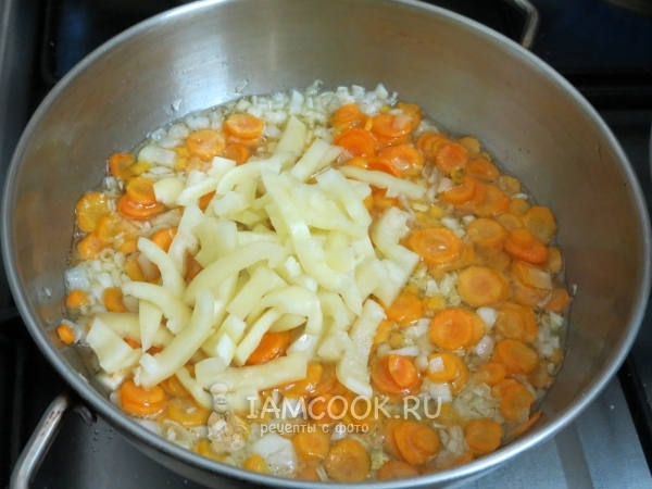 Freír las cebollas con zanahorias y pimientos
