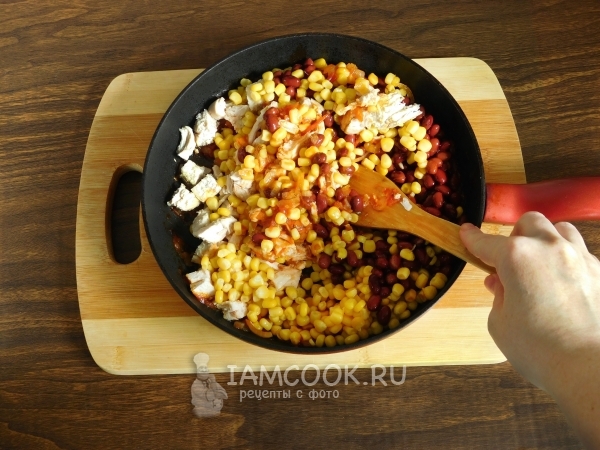 Stir the ingredients in a frying pan