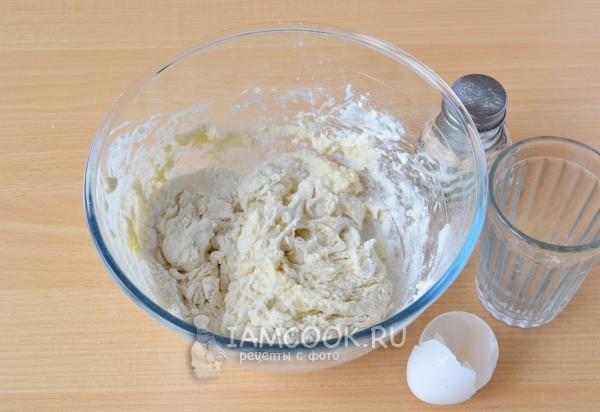 Mix the ingredients for the dough