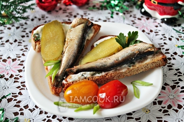 三明治配鲱鱼和腌黄瓜的食谱
