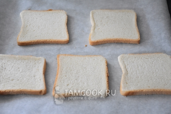 Поставете хляба върху листа за печене