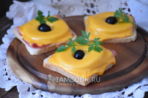 Billede af sandwich med ananas, skinke og ost