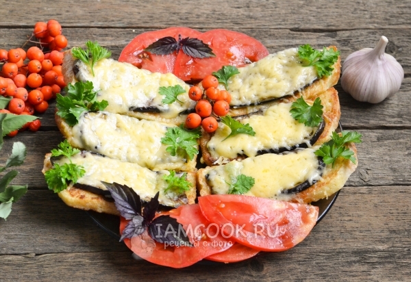 Fotó szendvicsek padlizsánnal, paradicsommal és sajtokkal