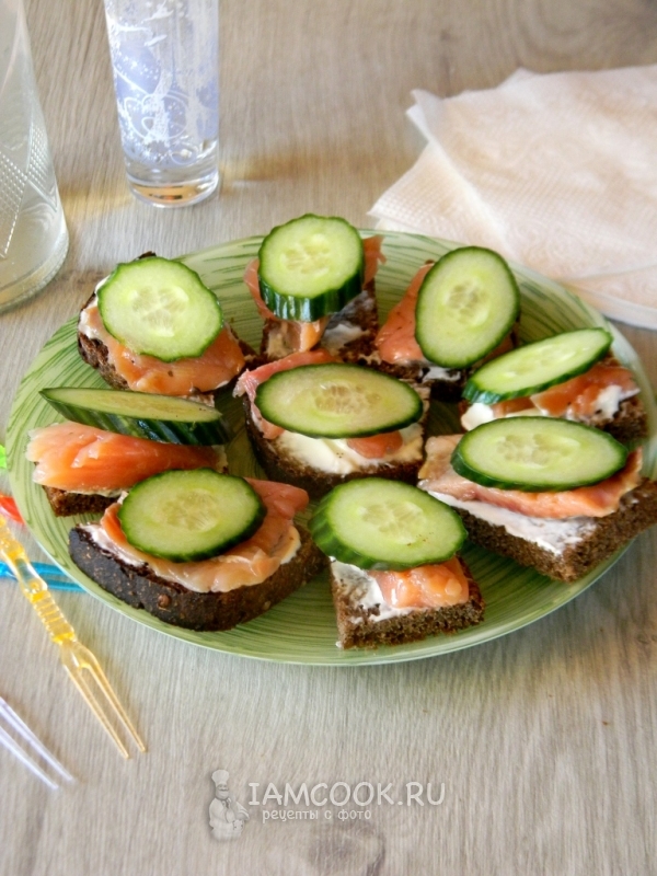 三明治与红色的鱼和黄瓜的照片