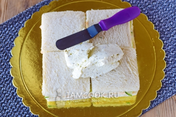 Naložte na chléb vrstvu sýra s koprem