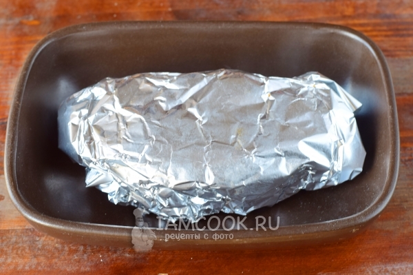 Pon la carne en papel de aluminio en un molde